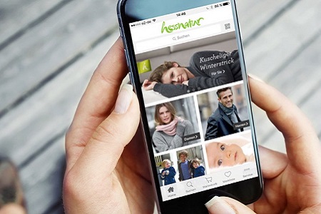 Hand hält Smartphone mit geöffneter Shopping-App