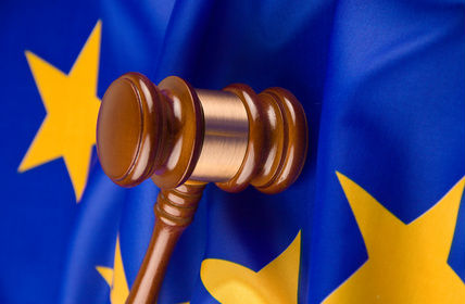 EU-Flagge mit Richterhammer