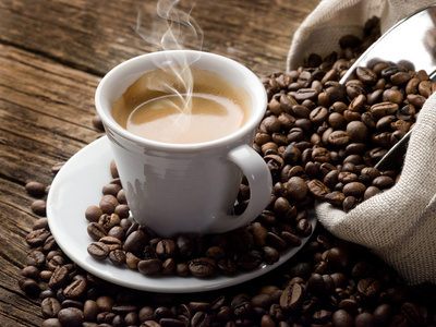 Kaffeetasse mit Kaffeebohnensack