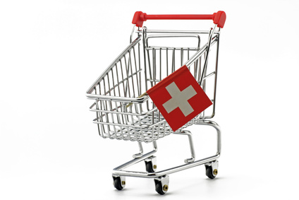Einkaufswagen mit Schweizer Flagge