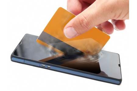 Kreditkarte versinkt im Smartphone