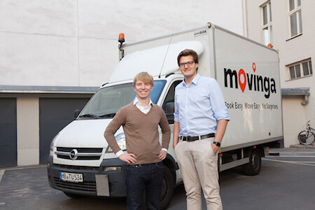Movinga-Gründer vor einem Lastwagen