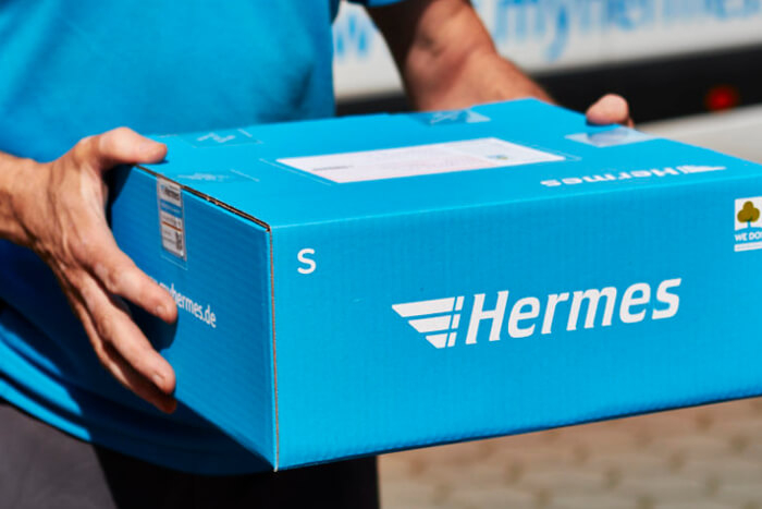 Hermes-Bote hält Paket 