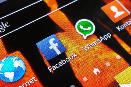 Screen Smartphone: Whatsapp und Facebook