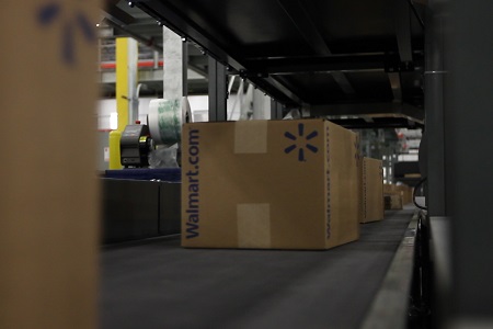 Walmart E-Commerce Logistik Paket auf Band