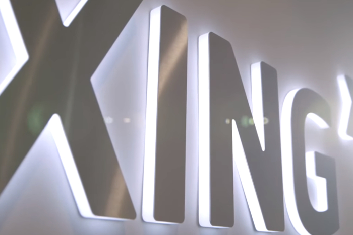 Beleuchtetes Xing-Logo an einer Wand