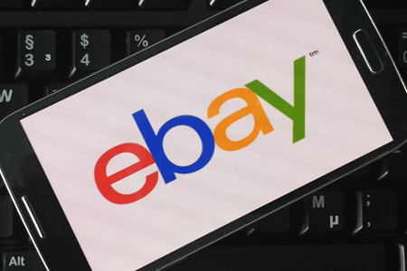 eBay Logo auf Smartphone-Screen 