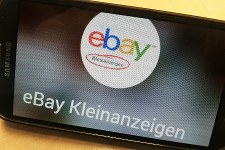 Logo eBay Kleinanzeigen auf Smartphone