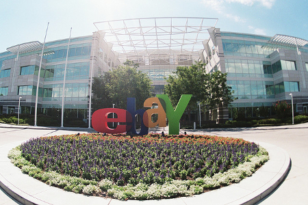eBay Logo vor dem Hauptquartier des Unternehmens