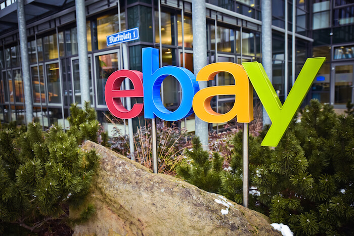 Ebay-Logo vor der Firmenzentrale