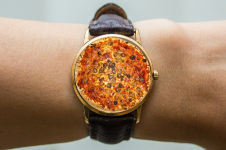 Pizza-Uhr am Handgelenk