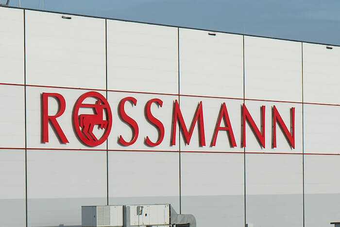 Rossmann-Logo am Hochregallager