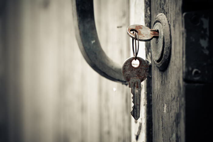 Schlüssel im Schloss einer alten Holztür