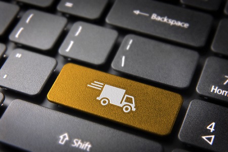 Lieferwagen-Icon auf goldener Taste einer Tastatur 