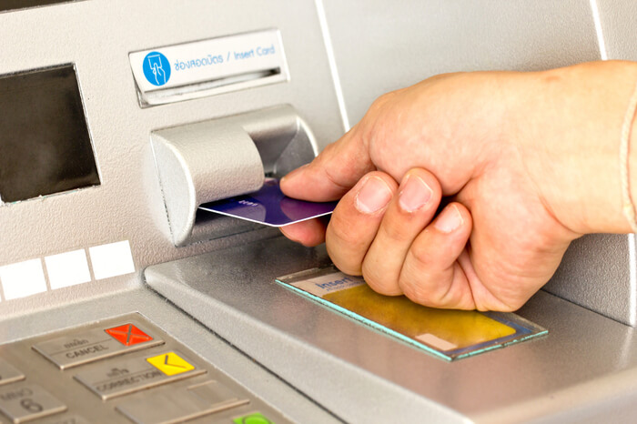 Bankkarte am Geldautomaten