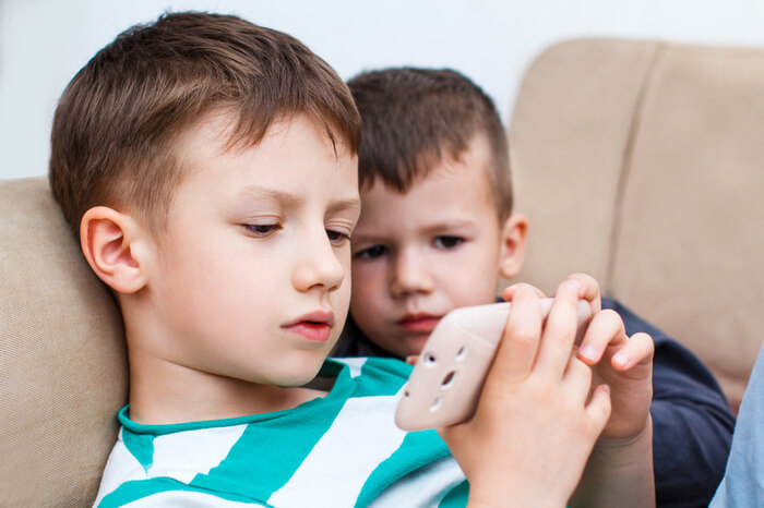 Kinder mit einem Smartphone