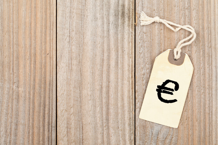 Preisschild mit Eurozeichen darauf