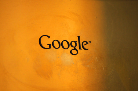 Google Logo vor gelbem Hintergrund