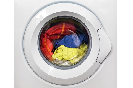 Waschmaschine mit Kleidung