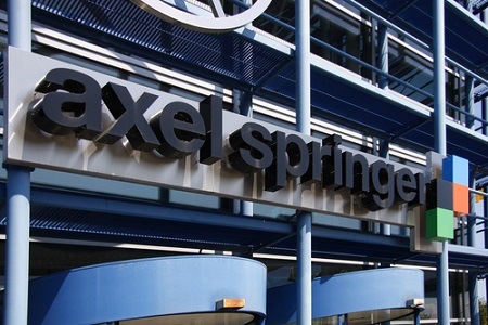 Axel Springer Logo an einem Haus