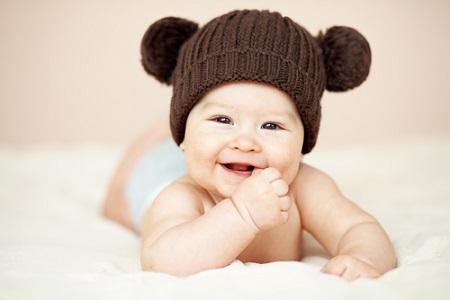 lachendes Baby mit Hut