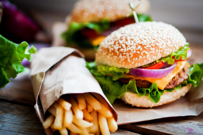 fast Food: Burger und Pommes auf einem Tisch
