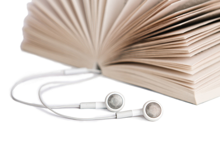 Hörbücher: Buch mit Kopfhörern