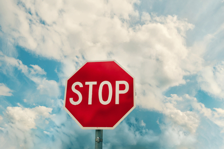 Stop-Schild und Himmel