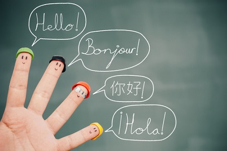 Vier Finger mit Smileys die Hallo in 4 unterschiedlichen Sprachen sagen