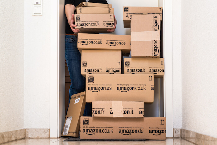 Mann holt Amazon-Pakete in die Wohnung