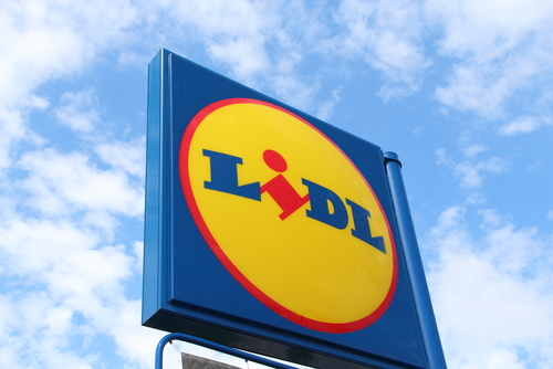 Lidl-Logo vor einer Filiale