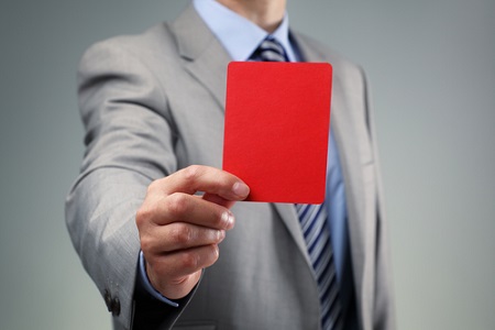 Geschäftsmann zeigt Rote Karte