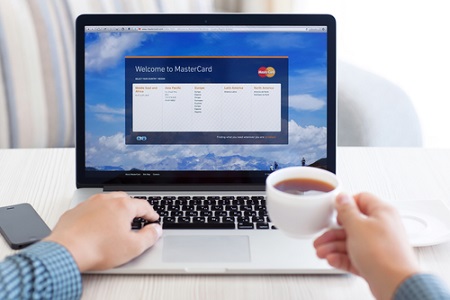 MasterCard Website auf Laptop