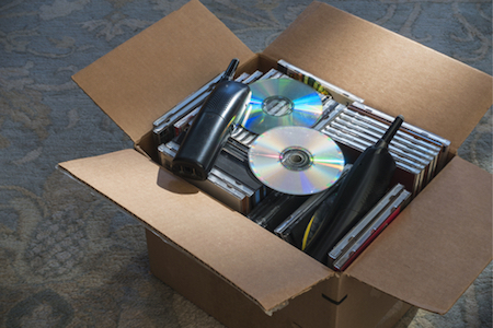 Alte CDs in einer Kiste