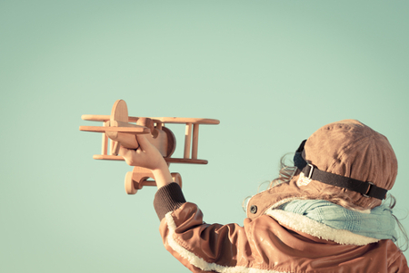 Kind mit Spielzeug-Flugzeug