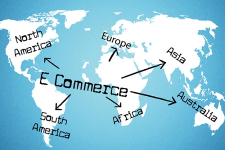 Weltkarte auf hellblauem Hintergrund. E-Commerce Export und Import