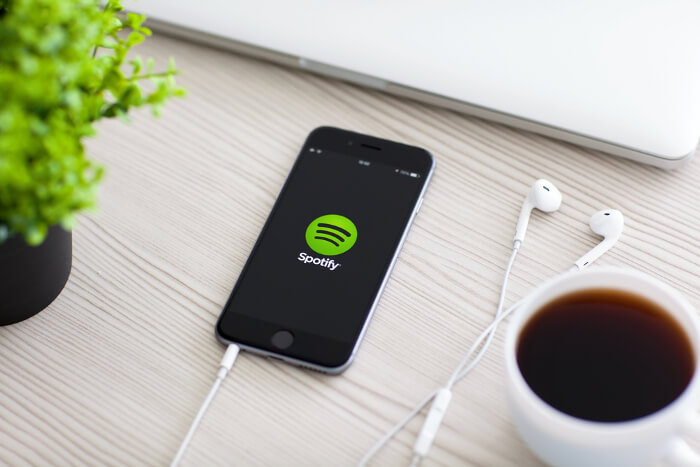 Spotify-Logo auf Handy-Screen