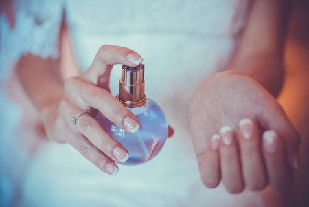 Frau mit Parfüm