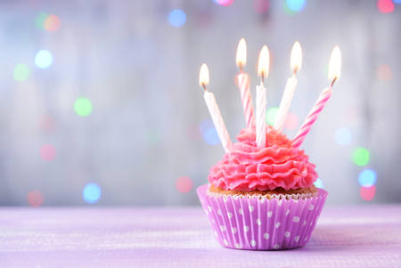 Geburtstag: Cupcake mit Kerzen