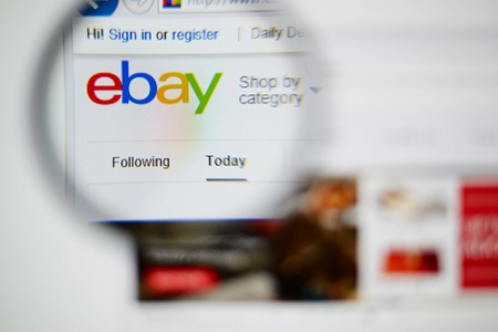 Ebay Logo mit Lupe hervorgehoben