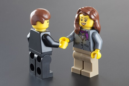 2 Legofiguren geben sich die Hand