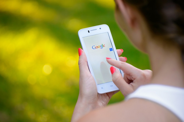 Lady nutzt Google auf dem Smartphone