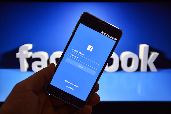 Facebook-Logo und Smartphone