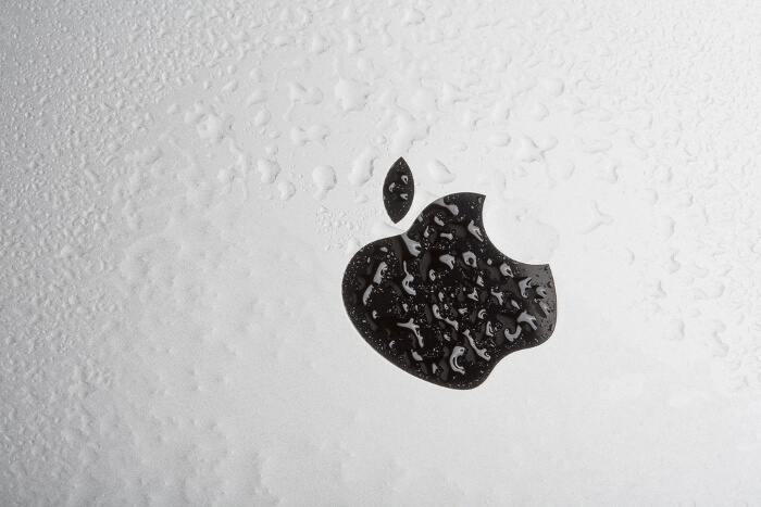 Apple-Zeichen mit Wasserspritzern