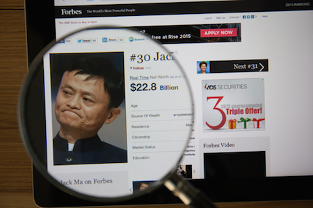 Zoom auf ernstem Jack Ma