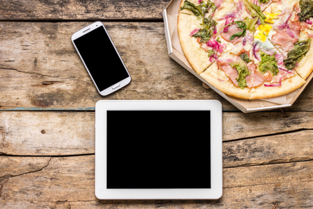 Smartphone, Tablet und Pizza