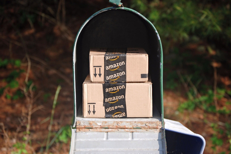 Amazon-Pakete in Postkasten