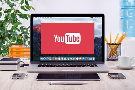 YouTube-Logo auf dem Bildschirm eines Laptops