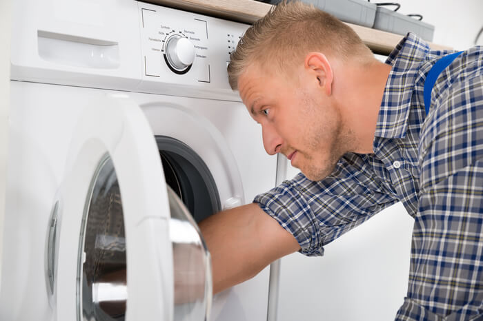 Handwerker installiert eine Waschmaschine