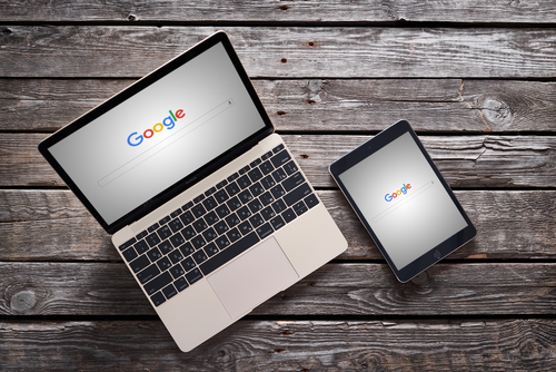 Google auf Laptop und Smartphone